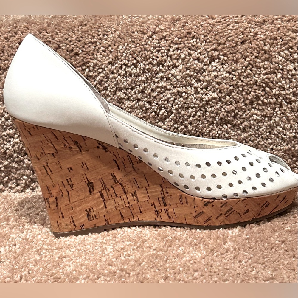 STEVE MADDEN VISIBLE WOMENS HEELS WEDGE SANDALS LEATHER WHITE SIZE 7 PEEP TOE - Picture 3 of 11